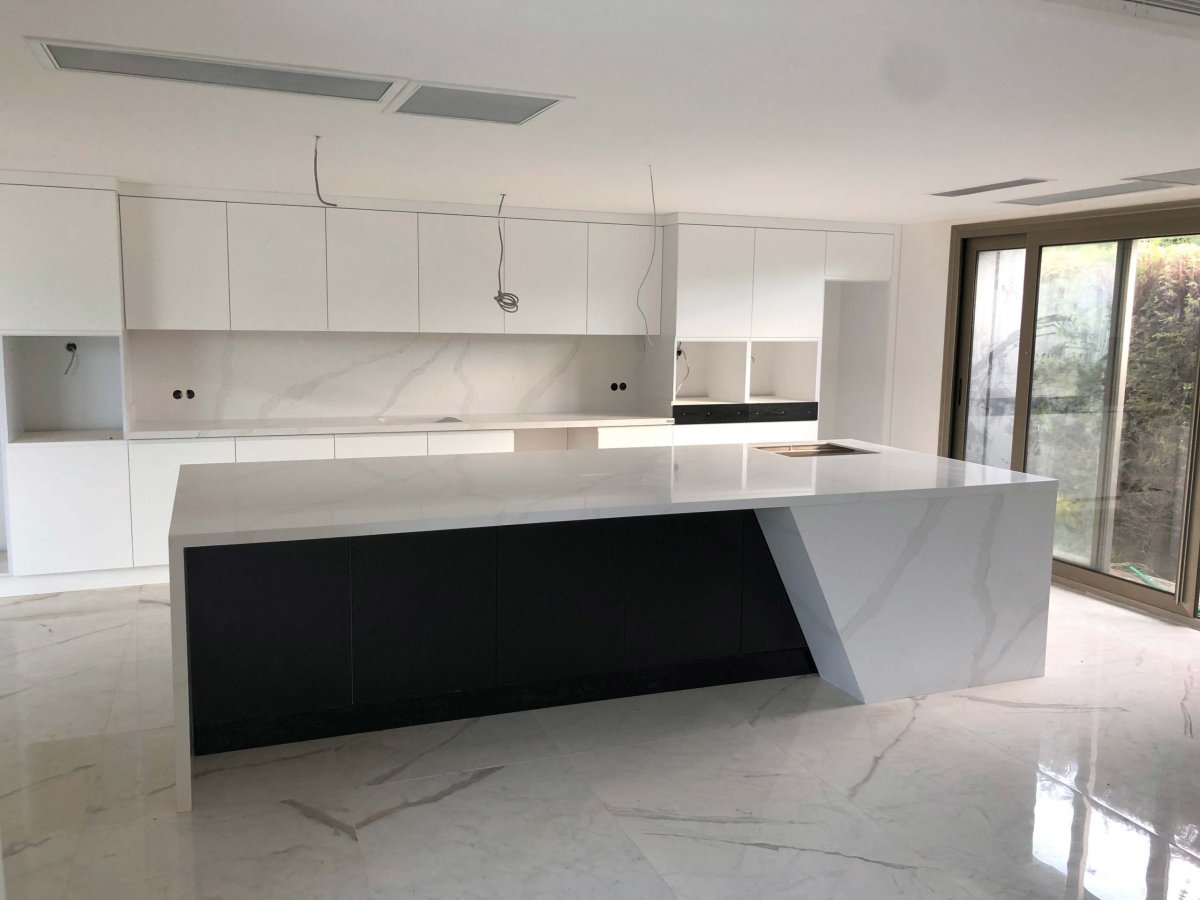 Granit mi Kuvars mı? Mutfak Tezgahı Seçim Rehberi